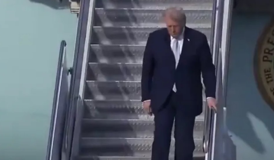 విమానం దిగుతూ తడబాటు.. ట్రంప్ కు ఏమయ్యింది..?